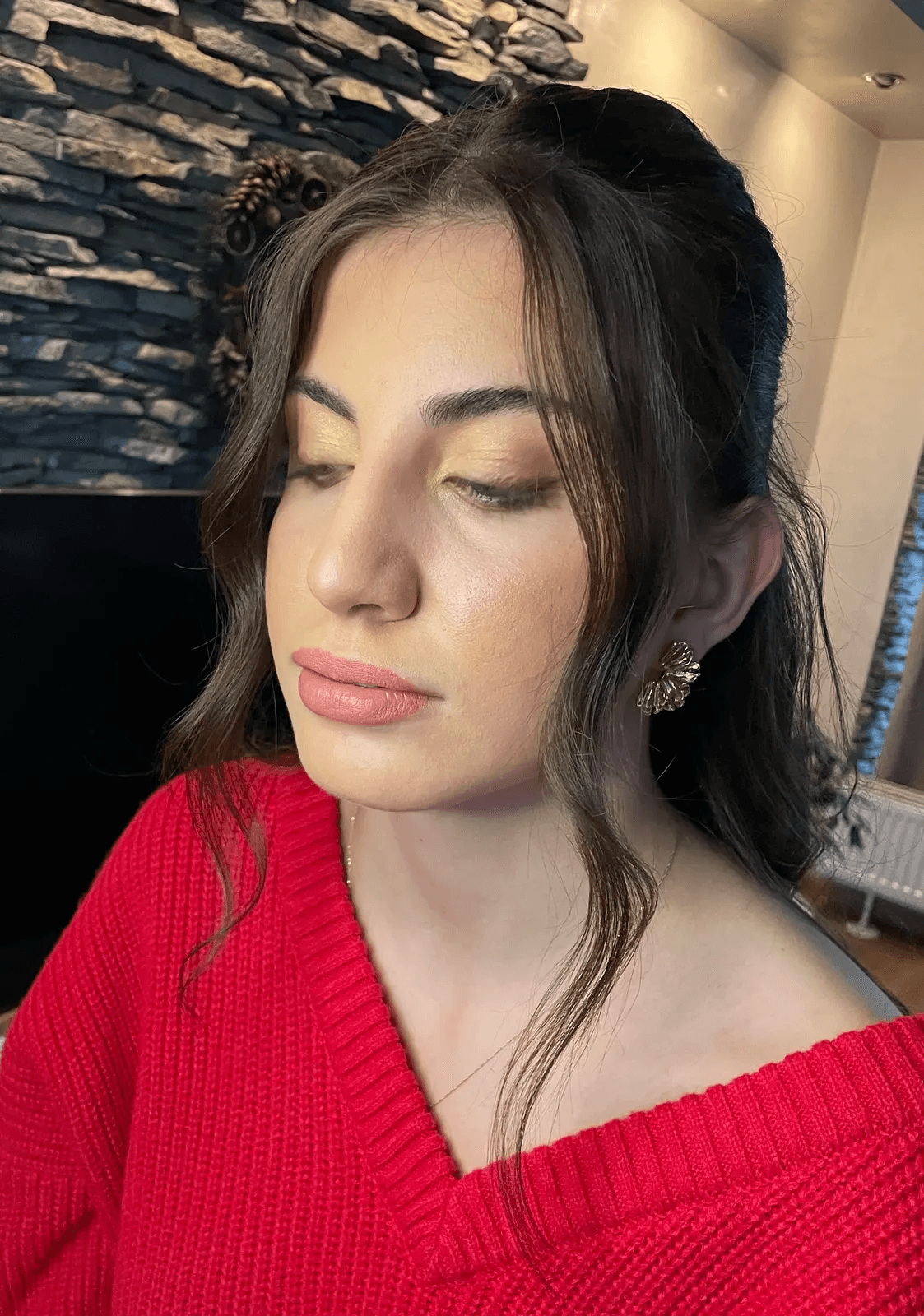 Plesový make-up v teplých odstínech s výraznou oční linkou