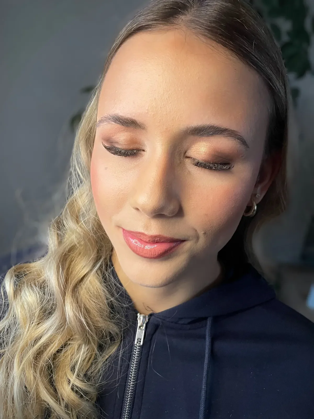 Plesový make-up v bronzových tónech a dlouhé blond vlny