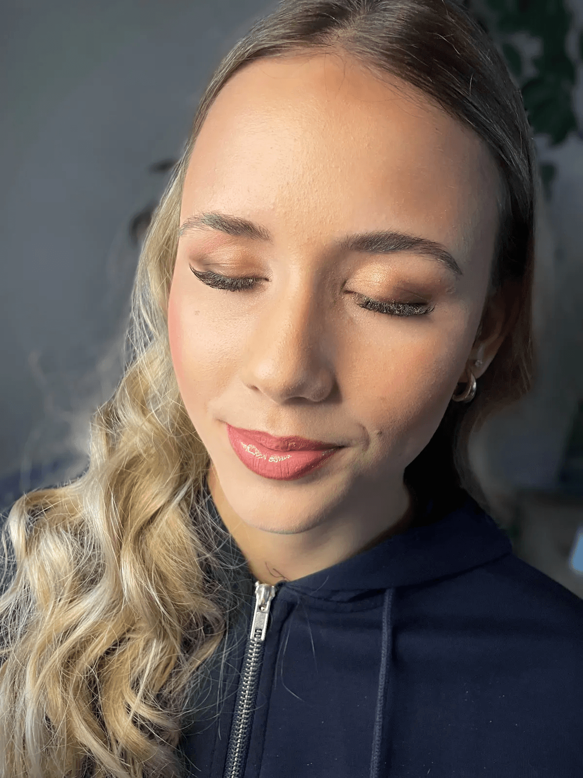 Plesový make-up v bronzových tónech a dlouhé blond vlny