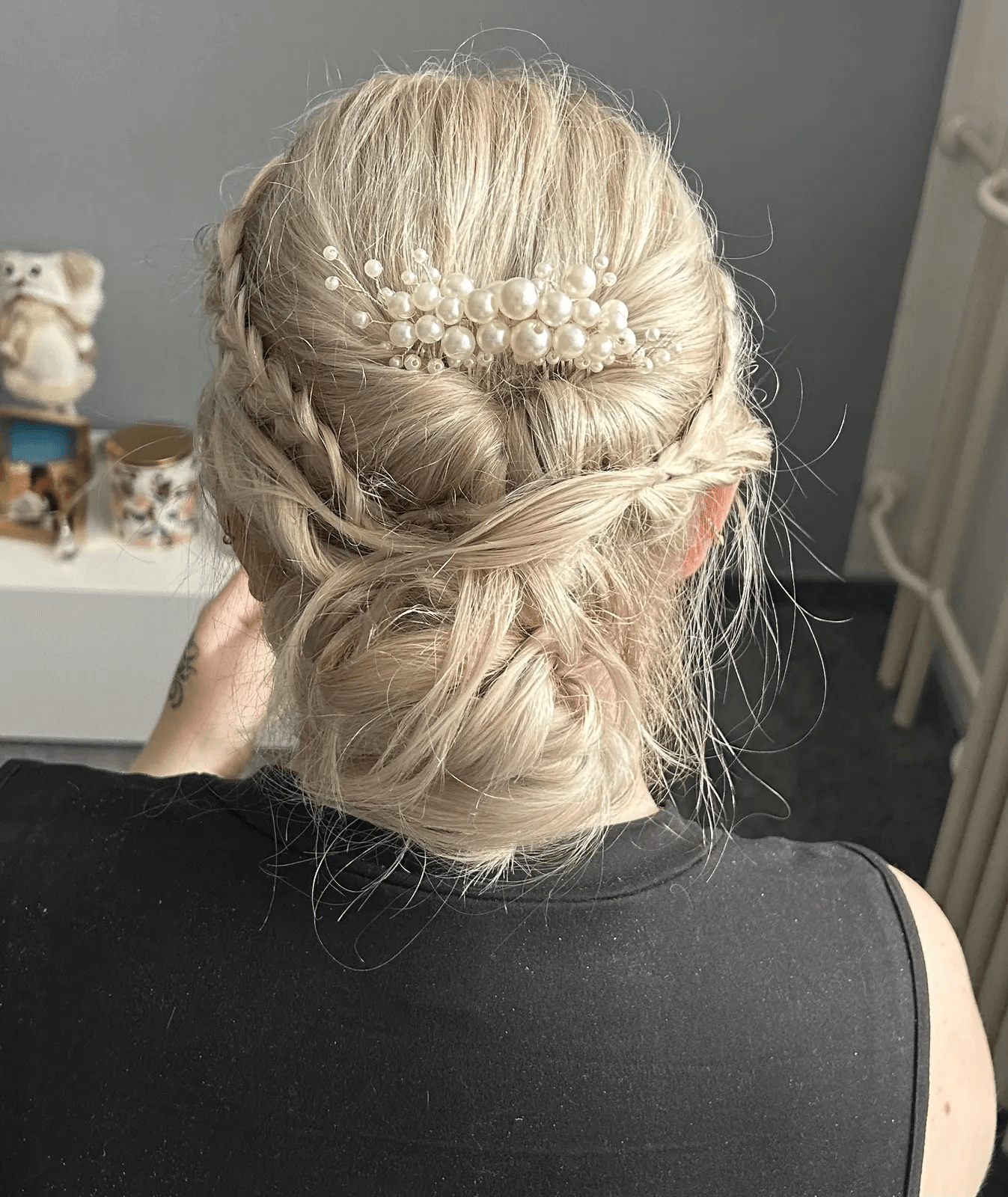 Společenský blond drdol s copánky a perlovou ozdobou