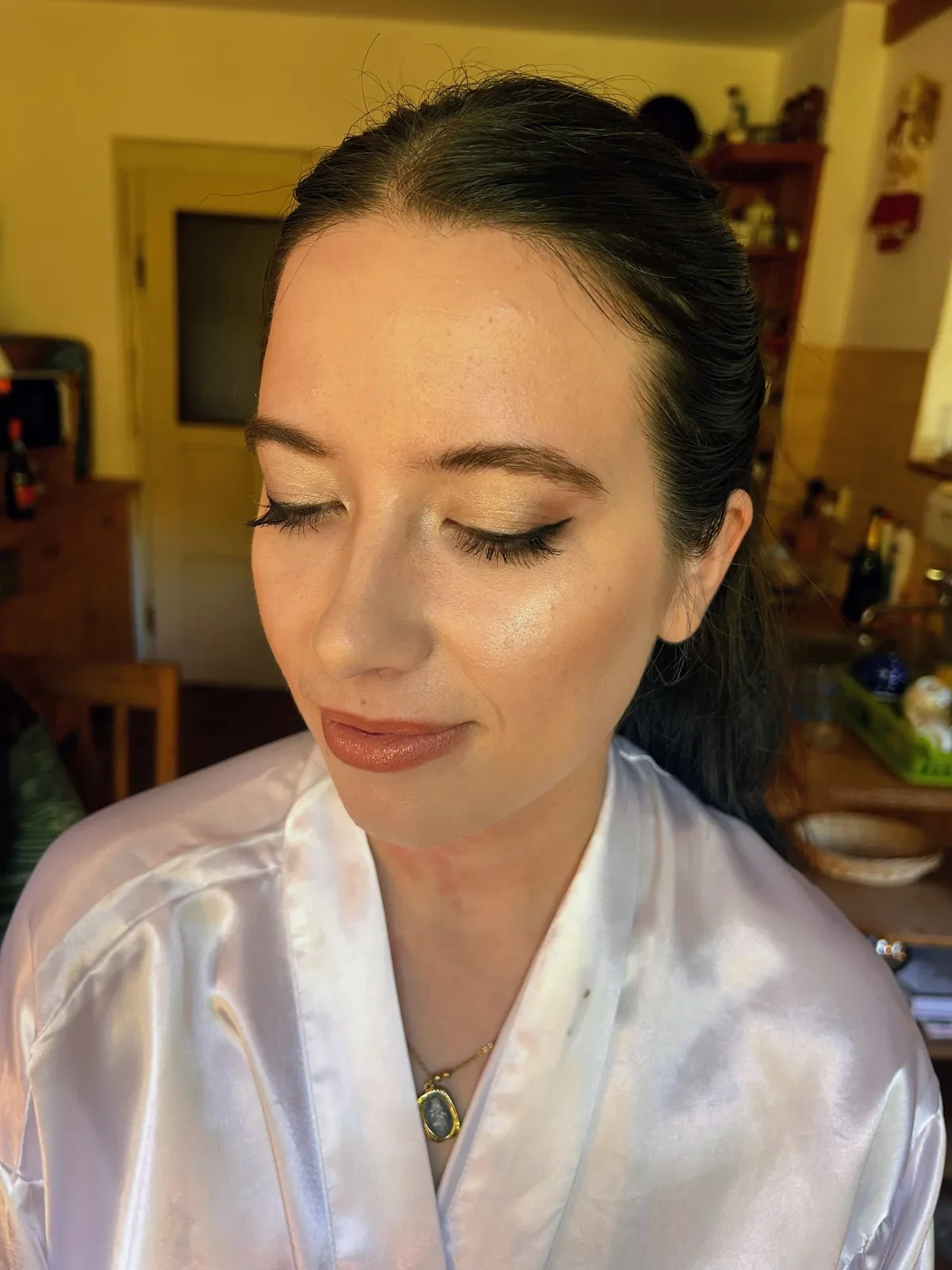 Jemný svatební make-up nevěsty s tmavými vlasy
