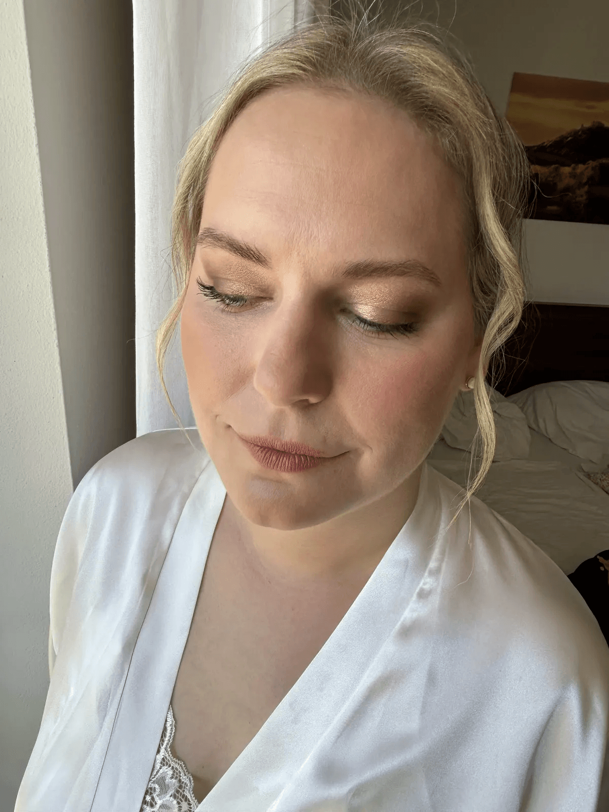 Jemný svatební make-up v teplých tónech s blond prameny