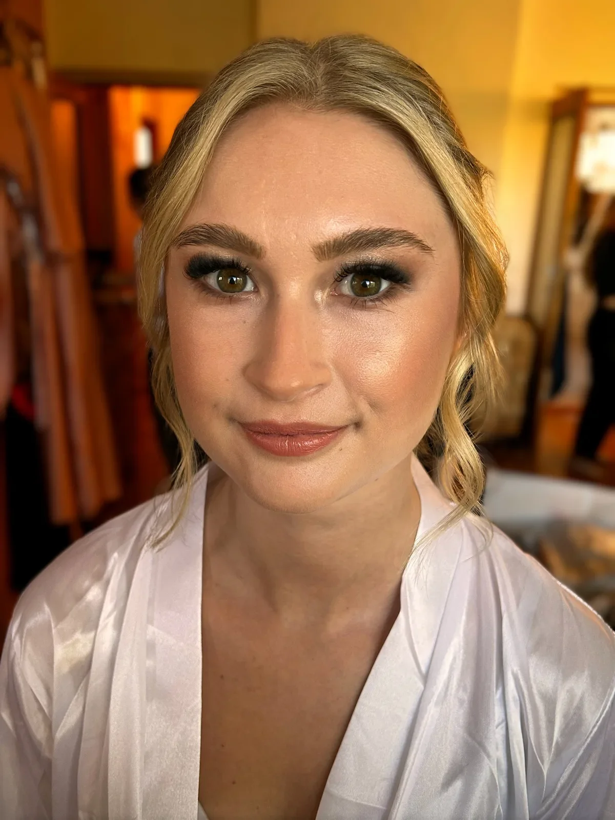 Svatební make-up s výraznějšíma očima a blond účes s vlnami