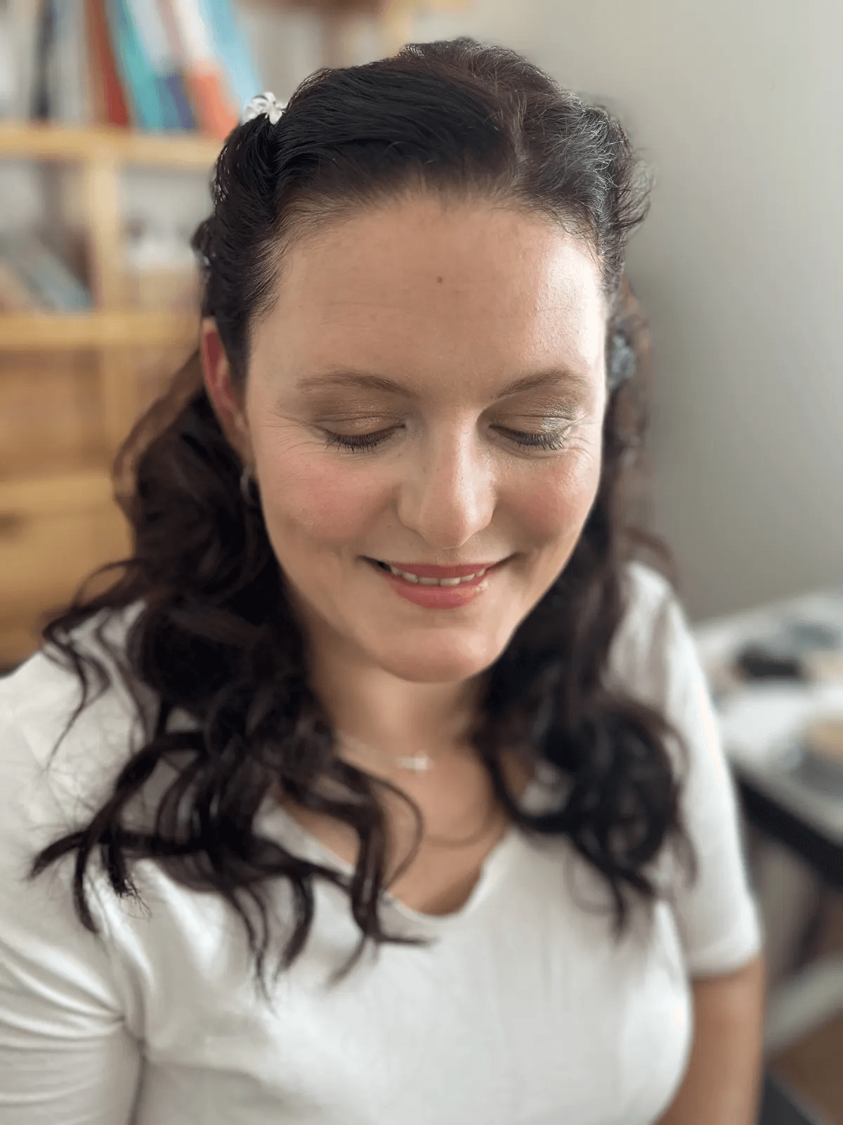 Jemný svatební make-up a vlnitý účes s ozdobou