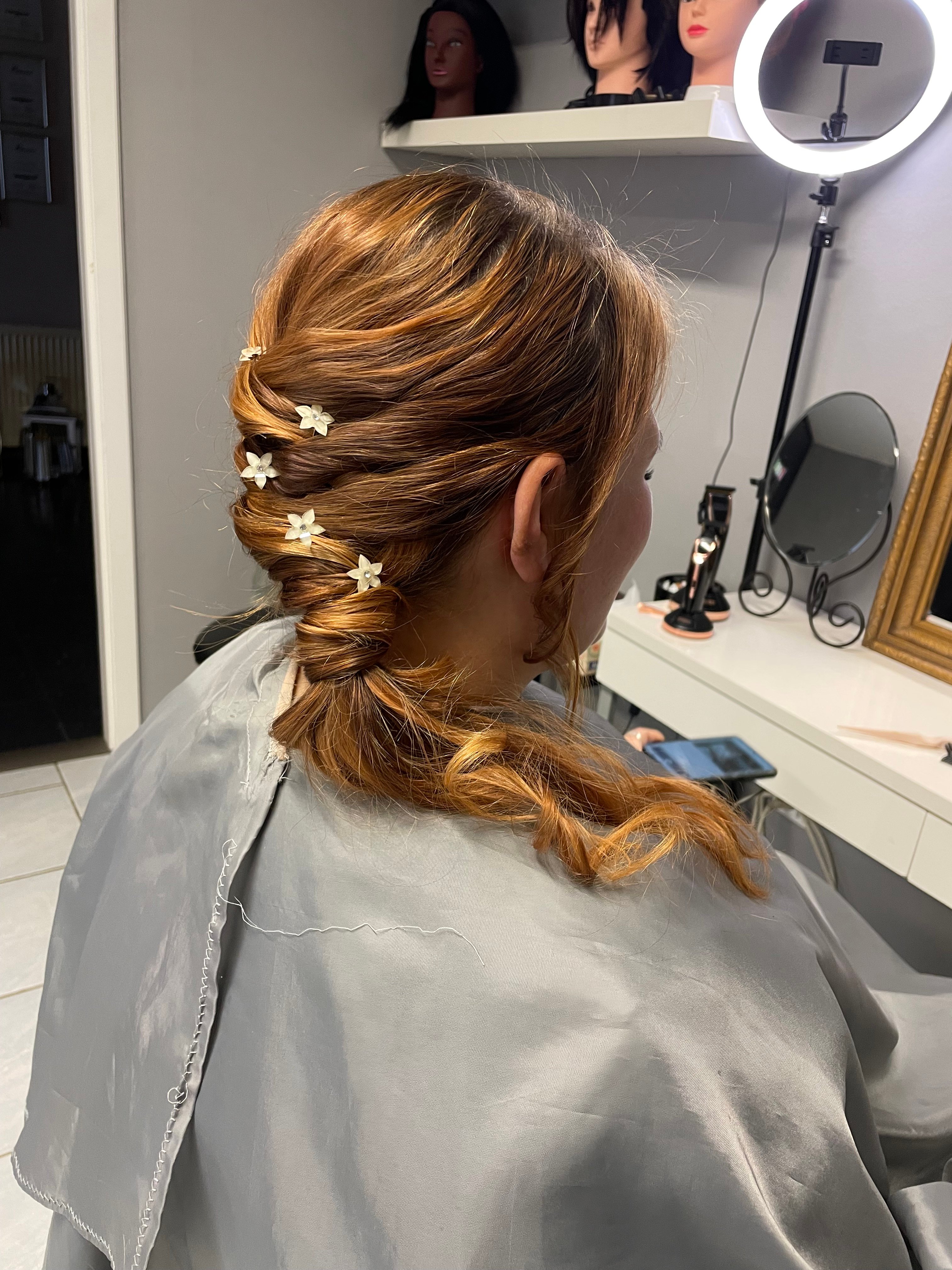 Společenský účes s copem a květinami